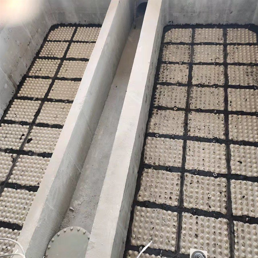 Filter nozzles fitted into a cast-in-place filter plate