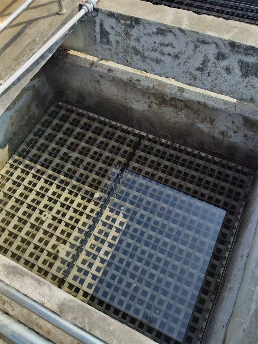 Flocculation grid installed in a concrete basin, seen from above