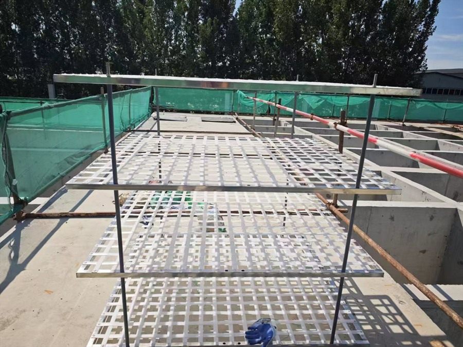 Grid panels covering the cells of a flocculation basin