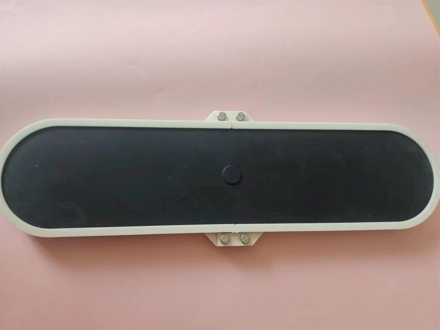 Plate aerator with a black micro-pore membrane in a white support frame