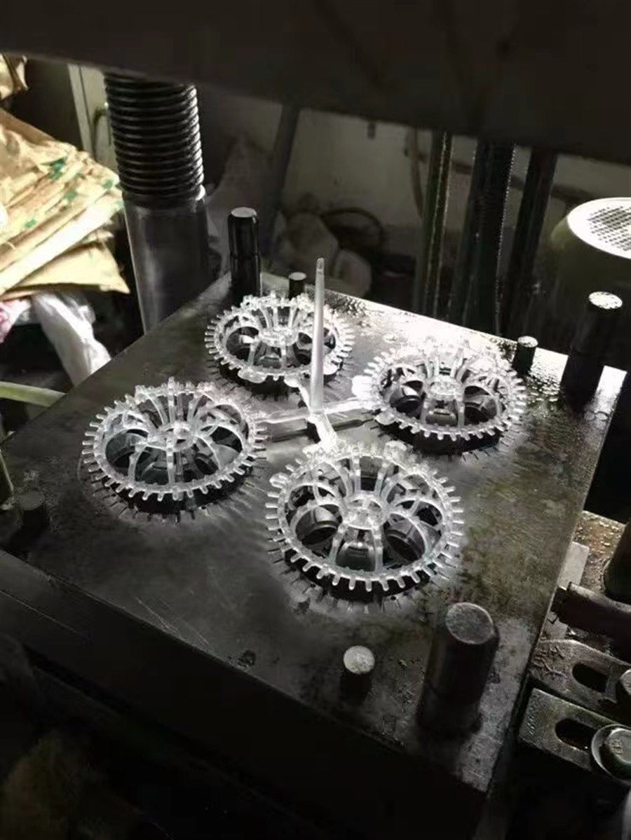 Injection mould with four cavities forming rosette rings